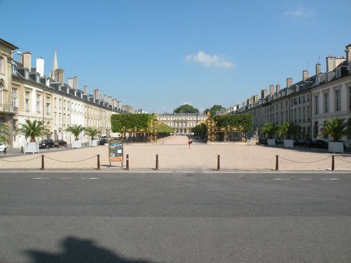  place de la Carrière sous un beau ciel bleu